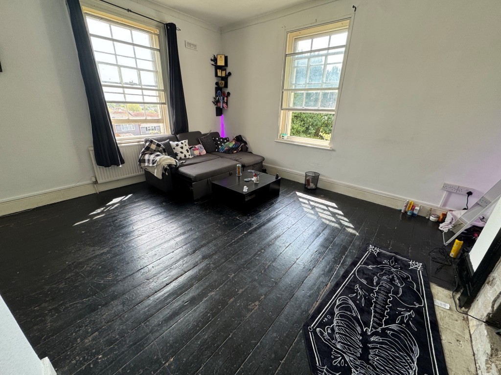 Lot: 132 - PERIOD FREEHOLD BLOCK OF SIX FLATS WITH OFF STREET PARKING - Hay House - Flat 4 - living room